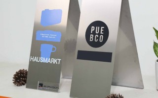 The boss of the acrylic sign factory in Yalong Bay, Sanya said that transparency is more important than brightness